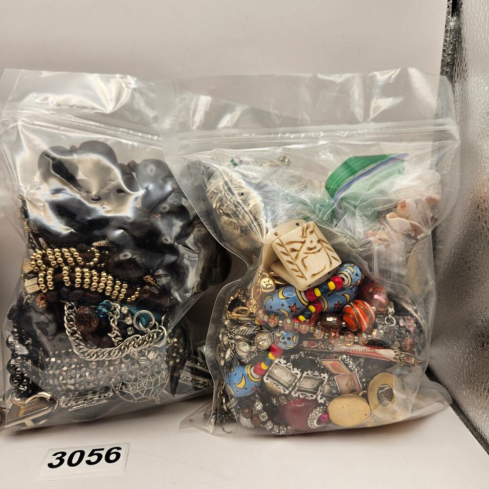 5 LB VINTAGE COSTUME JEWELRY LOT BOHO ETHNIC MIXED RESALE WEARABLE - Picture 5 of 6